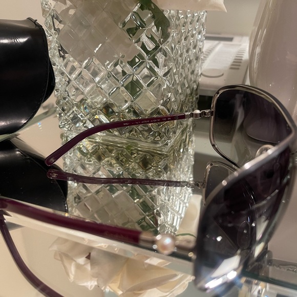 CHANEL sunglasses with signature pearl and CHANEL case - Picture 3 of 8